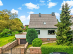Straßenansicht - Familienglück in Niemberg – Gepflegtes Einfamilienhaus mit Pool, Sauna, Terrasse und Gartenhäuschen