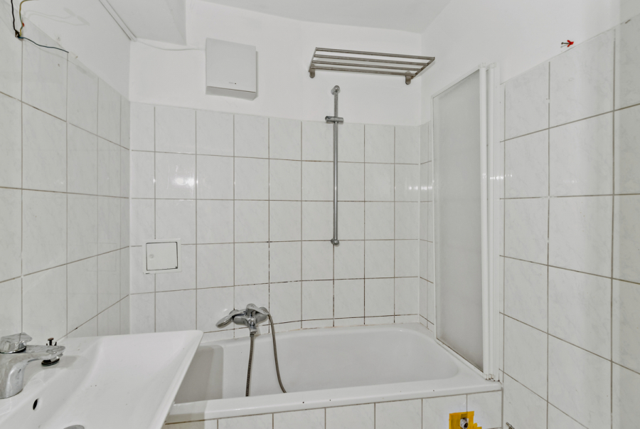Studenten und junge Familien aufgepasst! 4 Zimmerwohnung mit Terrasse im Souterrain - Photo 2