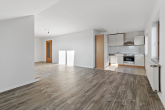 Wohnbereich mit offener Küche - Ruhe genießen – Eigentum sichern: Gemütliche 1-Raum-Wohnung zu verkaufen