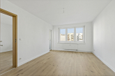 Wohnzimmer - Gepflegte 2-Raumwohnung mit Balkon in der Merseburger Straße!