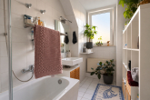 Badezimmer - Großzügige 5-Raumwohnung im Dachgeschoss mit Loggia und Aufzug!