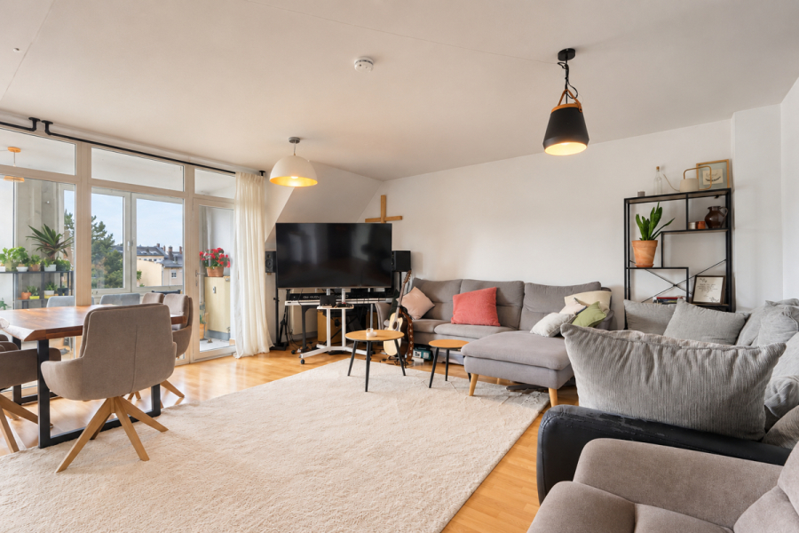 Großzügige 5-Raumwohnung im Dachgeschoss mit Loggia und Aufzug! - Foto 1
