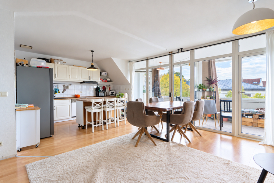 Großzügige 5-Raumwohnung im Dachgeschoss mit Loggia und Aufzug! - Foto 3