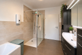 Badezimmer - Familientraum in Nietleben – großzügige 4-Raumwohnung mit Balkon & Tiefgarage
