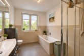 Badezimmer - Familientraum in Nietleben – großzügige 4-Raumwohnung mit Balkon & Tiefgarage