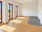Wohnzimmer mit offener Küche - Exklusiver Wohnkomfort auf 71 m² – zwei Balkone, Parkett, Fußbodenheizung und Aufzug