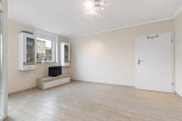 Wohnzimmer - Schöne 2-Raumwohnung mit Einbauküche, Balkon und Fahrstuhl im Mühlwegviertel!