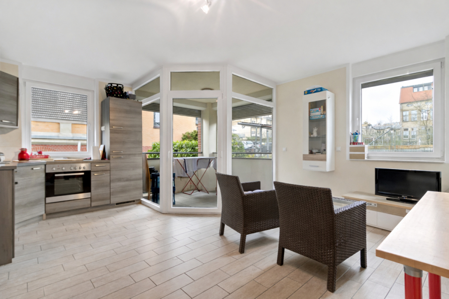 Schöne 2-Raumwohnung mit Einbauküche, Balkon und Fahrstuhl im Mühlwegviertel! - Photo 1