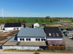 Straßenansicht Wohnhaus und Werkstatt - BESONDERE IMMOBILIE – Wohnen, Arbeiten und Entspannen – ein außergewöhnliches Anwesen mit vielseitigen Nutzungsmöglichkeiten.
