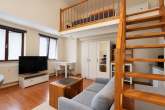 Wohnzimmer mit offener Küche - Wohnen mit Galerie – möbliertes Studentenapartment in Halle