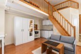 Wohnzimmer mit offener Küche - Wohnen mit Galerie – möbliertes Studentenapartment in Halle