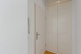 Flur mit Einbauschrank - Anleger und Eigennutzer aufgepasst! Perfekte Lage mit Sonnenterrasse im beliebten Mühlwegviertel