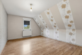 Schlafzimmer DG - Familienidylle in Wallwitz – Gepflegtes Einfamilienhaus mit Wintergarten, Teich und gepflegten Garten