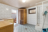 Waschmachinenraum mit Dusche - Familienidylle in Wallwitz – Gepflegtes Einfamilienhaus mit Wintergarten, Teich und gepflegten Garten