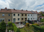 Rückansicht mit Terrasse - Charmantes Reihenmittelhaus mit Garten und viel Potenzial im beliebten Süden von Halle