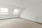 Zimmer DG - Charmantes Reihenmittelhaus mit viel Platz, Keller und Garten in gefragter Lage von Zwintschöna