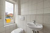 Gäste-WC - Charmantes Reihenmittelhaus mit viel Platz, Keller und Garten in gefragter Lage von Zwintschöna