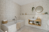 Beispiel Badezimmer - Charmantes Reihenmittelhaus mit viel Platz, Keller und Garten in gefragter Lage von Zwintschöna