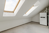 Zimmer DG - Charmantes Reihenmittelhaus mit viel Platz, Keller und Garten in gefragter Lage von Zwintschöna
