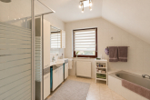 Badezimmer OG - Freistehendes Einfamilienhaus mit Terrasse, Garten und hervorragender Anbindung – Wohnen im Ortsteil Zwintschöna