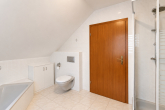 Badezimmer OG - Freistehendes Einfamilienhaus mit Terrasse, Garten und hervorragender Anbindung – Wohnen im Ortsteil Zwintschöna