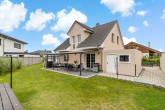 Garten Hausansicht b - Sie haben den Traum vom Haus in Traumlage und Top-Zustand? Träume können wahr werden!