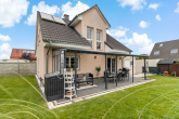 Garten Hausansicht d - Sie haben den Traum vom Haus in Traumlage und Top-Zustand? Träume können wahr werden!