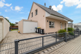 Straßenansicht d - Sie haben den Traum vom Haus in Traumlage und Top-Zustand? Träume können wahr werden!