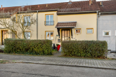 Hausansicht Straße - Reihenmittelhaus in junger Wohnsiedlung- Parkblick inklusive!