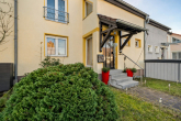 Hausansicht - Reihenmittelhaus in junger Wohnsiedlung- Parkblick inklusive!
