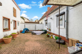 Innenhof - Modernisierungsbedürftiges DHH mit großem Garten und Erweiterungspotenzial!