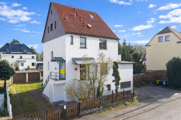 Seltene Gelegenheit in Dölau – Eigentumswohnung im Zweifamilienhaus mit eigenem Garten, Pool und Garagen 06120 Halle, Etagenwohnung zum Kauf
