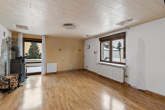 Wohnzimmer - Seltene Gelegenheit in Dölau – Eigentumswohnung im Zweifamilienhaus mit eigenem Garten, Pool und Garagen